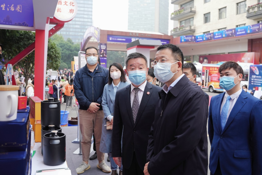 龙8集团领导赴2022锦江宾馆酒类商务洽谈会现场检查指导工作